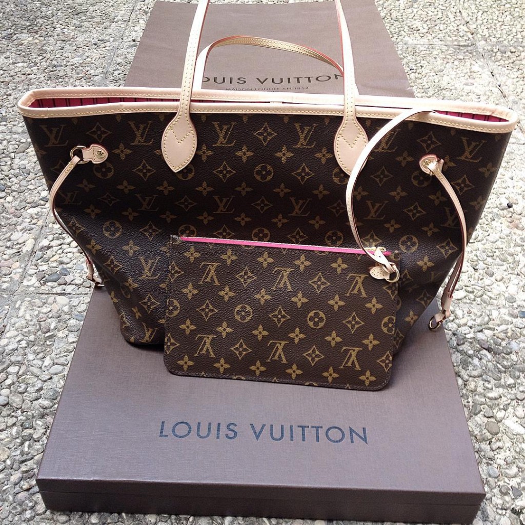 My new Neverfull bag ❤️ thanks to my love @geometramatteo #louisvuitton #bag #lifestyle #fashion #igersitaly #picoftheday #ootd #igersmodena