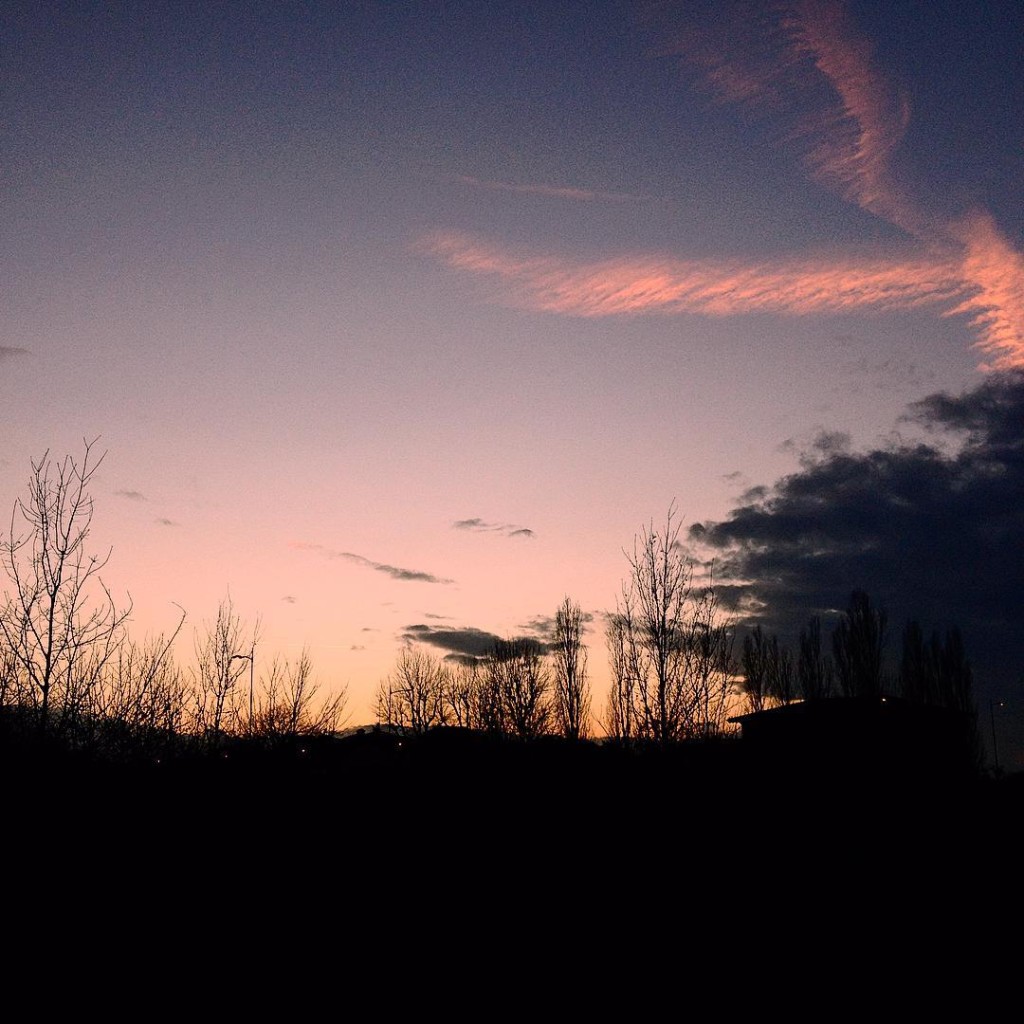 Venti da nord-est in arrivo. E io sempre a correre dietro a nuvole rosa ☁️☁️☁️ #sky #clouds #sunset #winter #addiction #picoftheday #photographer #igersitalia #igersemiliaromagna #lifestyle